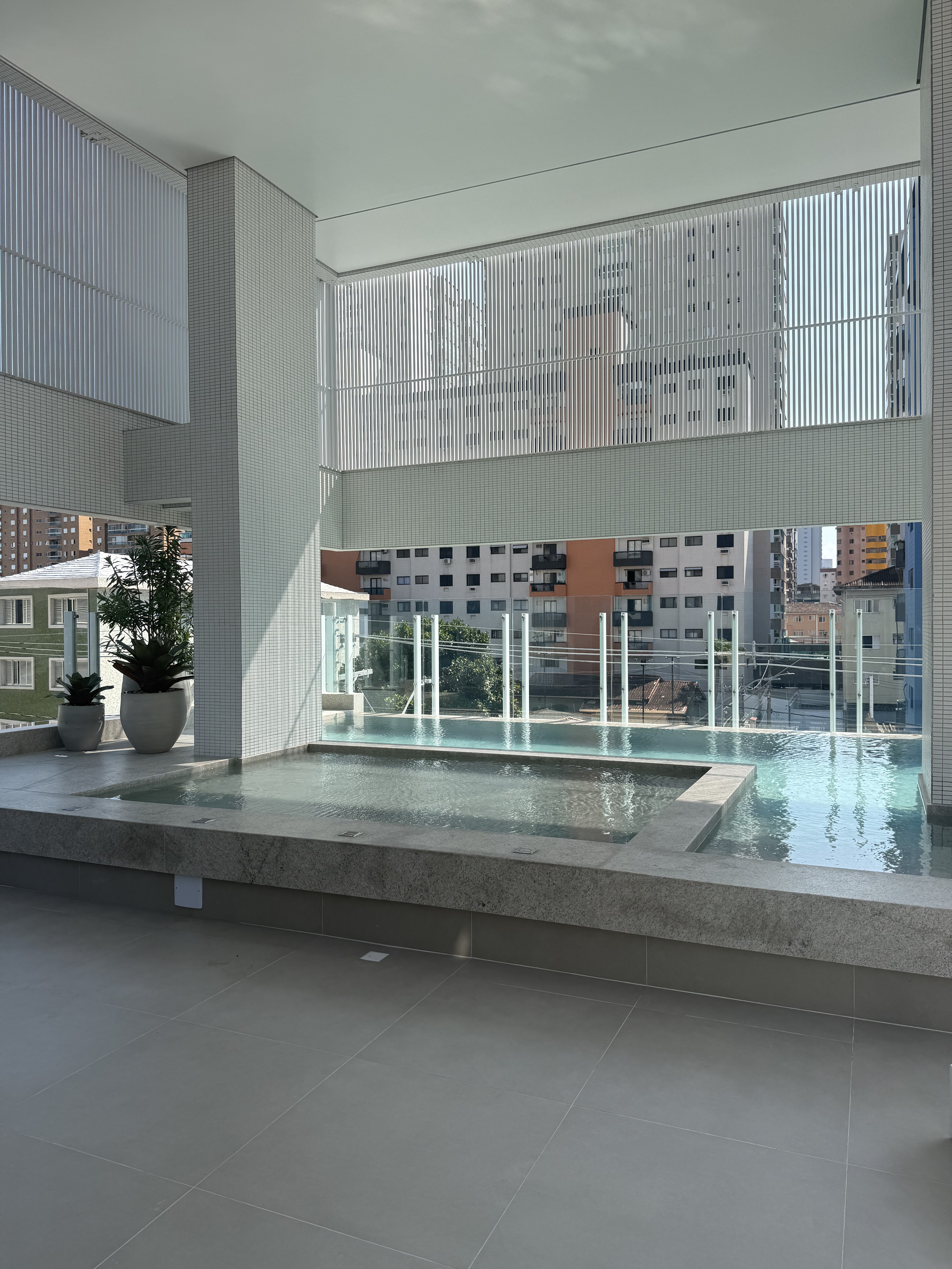 Piscina com raia e deck molhado
