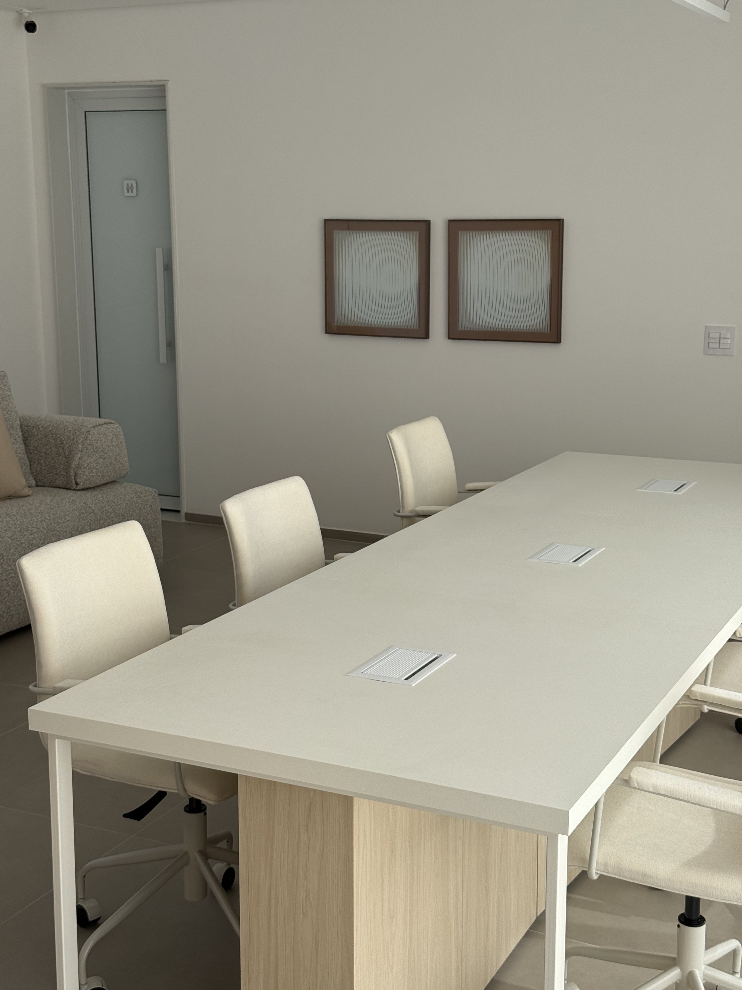 Sala de coworking equipada para home office